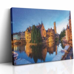 Obraz na plátně zobrazující řadu městských budov stojících u vodní plochy, s detailně vykreslenými architektonickými prvky a jejich odrazy na klidné vodní hladině.