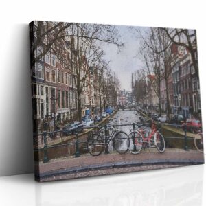 Obraz na plátně zobrazující typický amsterdamský most přes kanál lemovaný tradičními úzkými holandskými domy s charakteristickými štíty a jejich odrazem na vodní hladině.
