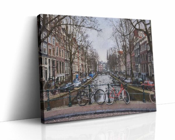 Obraz na plátně zobrazující typický amsterdamský most přes kanál lemovaný tradičními úzkými holandskými domy s charakteristickými štíty a jejich odrazem na vodní hladině.