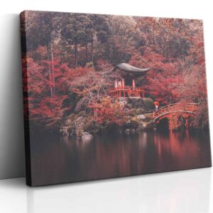 Obraz tradiční japonské zahrady s ohnivě červenými javory a dalšími stromy v podzimních barvách, doplněné typickými japonskými prvky