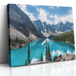 Panoramatický obraz jezera Moraine v národním parku Banff s tyrkysovou vodní hladinou obklopenou jehličnatými lesy a majestátními vrcholky kanadských Skalistých hor za svítání.
