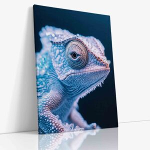 Detailní umělecký obraz modrého chameleona na plátně zachycující jedinečné rysy tohoto exotického plaza v neobvyklém barevném provedení.