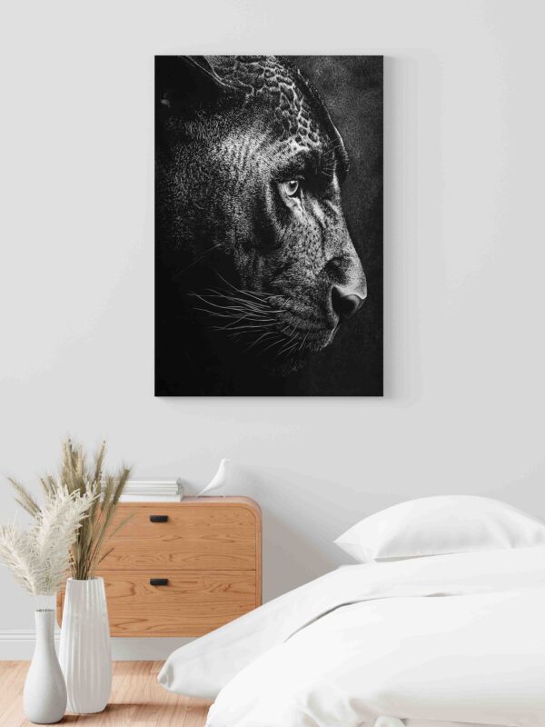 Dramatický černobílý obraz hlavy černého pantera na kvalitním plátně, elegantní minimalistická dekorace s motivem divoké šelmy.
