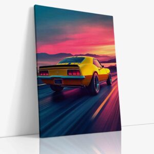 Silueta automobilu v dramatickém zlatavém světle západu slunce vytvářející romantickou atmosféru a pocit nekonečné svobody