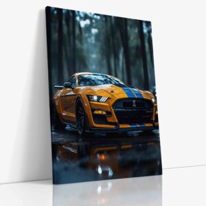 Shelby GT v lesním prostředí vytvářející působivý kontrast mezi ikonickým americkým muscle carem a klidnou přírodní scenérií
