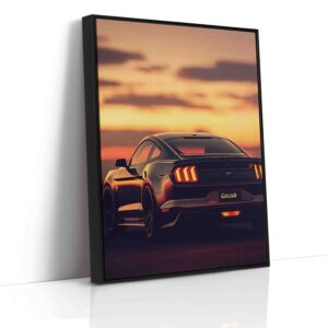 Detail zadního blatníku Fordu Mustang zachycující charakteristické křivky ikonického amerického sportovního automobilu na plátně.