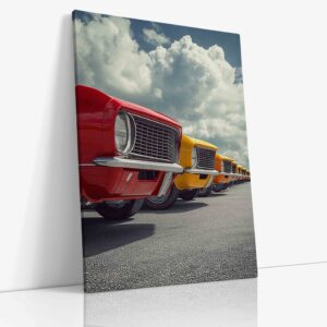 Barevné automobily v uměleckém provedení na plátně, pestrobarevná ilustrace automobilů v dynamickém designu