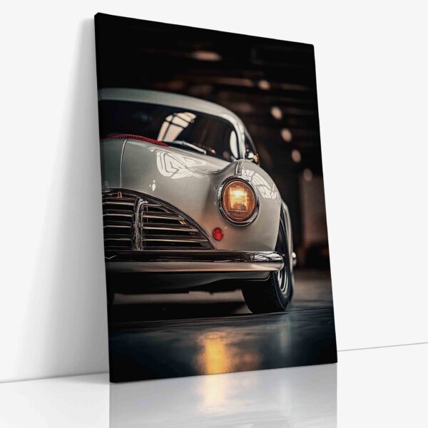 Elegantní bílý automobilový veterán s chromovými detaily zachycený v celé své historické kráse a důstojnosti na kvalitním plátně.