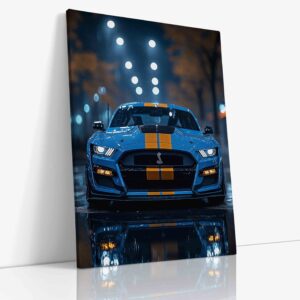 Modrý Shelby GT s charakteristickými závodními pruhy zachycený v dynamické perspektivě, zdůrazňující sportovní charakter a agresivní design této americké ikony.