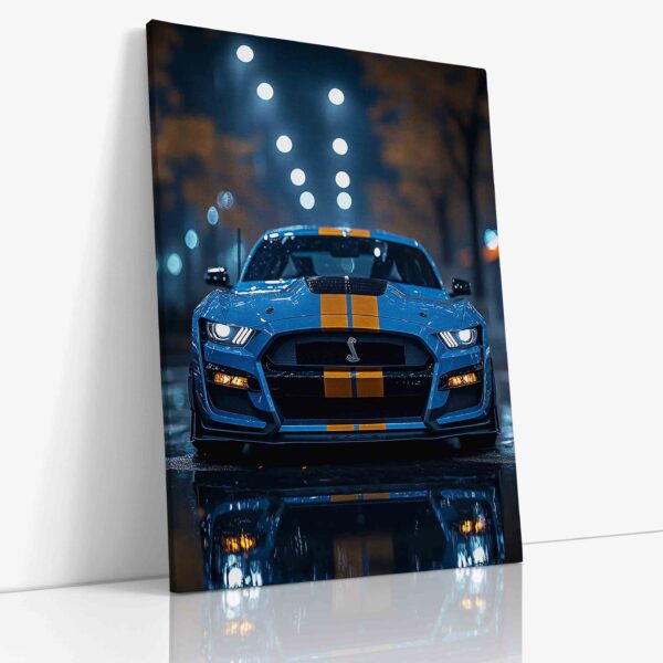 Modrý Shelby GT s charakteristickými závodními pruhy zachycený v dynamické perspektivě, zdůrazňující sportovní charakter a agresivní design této americké ikony.