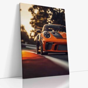 Zářivě oranžové Porsche zachycené v dynamickém úhlu, zvýrazňující sportovní linie a charakteristický design tohoto výkonného německého automobilu na kvalitním plátně.