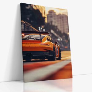 Detail aerodynamického spoileru na zářivě oranžovém Porsche zachycující precizní tvarování a technickou dokonalost tohoto klíčového prvku sportovního vozu.