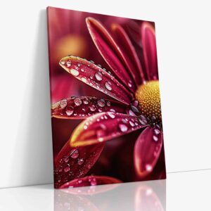 Detailní makro snímek třpytivých kapek rosy usazených na intenzivně červených listech rostliny, zachycující fascinující hru světla a barvy.