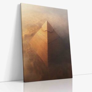 Pyramida v poušti obklopená ranní mlhou, jemné šedé tóny