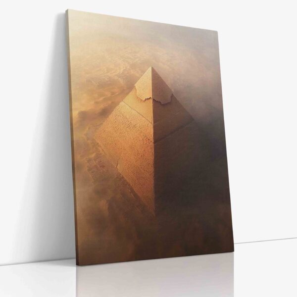 Pyramida v poušti obklopená ranní mlhou, jemné šedé tóny