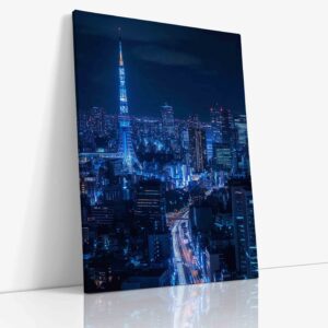 Osvětlená červeno-bílá Tokyo Tower zářící v noci nad panoramatem Tokia s rozsvícenými mrakodrapy v pozadí.