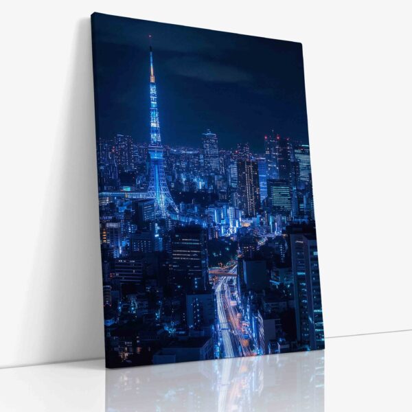 Osvětlená červeno-bílá Tokyo Tower zářící v noci nad panoramatem Tokia s rozsvícenými mrakodrapy v pozadí.