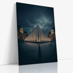 Skleněná pyramida v Louvre, transparentní struktura, architektonický skvost