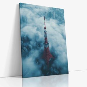 Tokyo Tower v ranním oparu, šedavá mlha, tajemná atmosféra