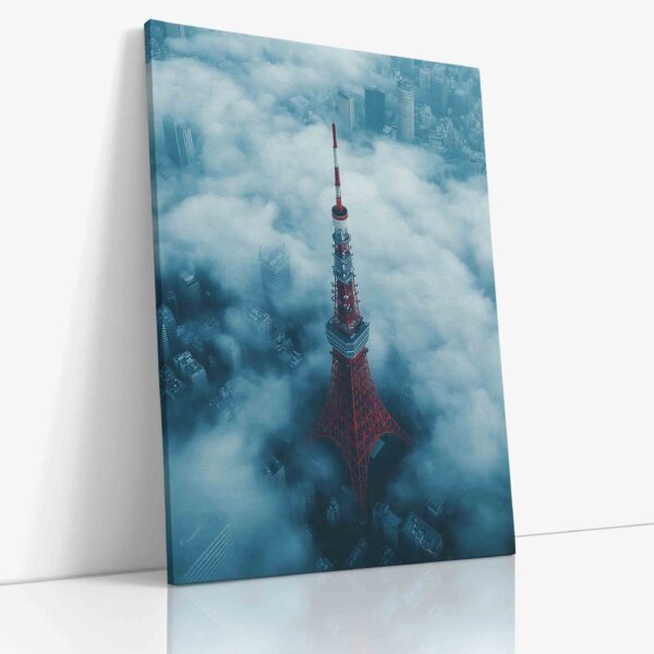 Tokyo Tower v ranním oparu, šedavá mlha, tajemná atmosféra