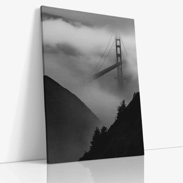Černobílý Golden Gate Bridge v mlze, kontrastní pohled