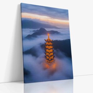 Japonská pagoda v ranním oparu, mlžná atmosféra