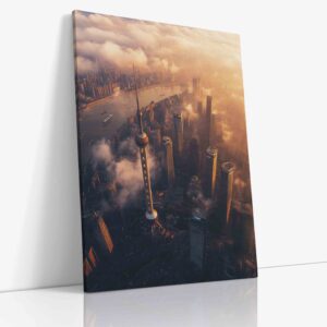 Oriental Pearl Tower v ranním oparu, mlžná atmosféra Šanghaje